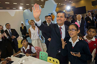 Presentación al Presidente de México del Aula Virtual Educa por estudiantes